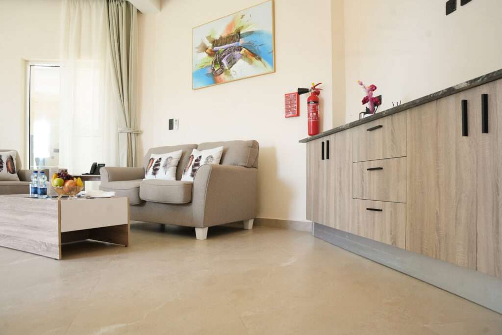 صالة جلوس مع مطبخ تحضيري صغير – Living area with small preparation kitchen