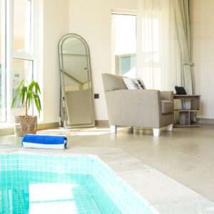 صالة الشاليه مع مسبح داخلي خاص وأريكة – Chalet living room with private indoor pool and sofa