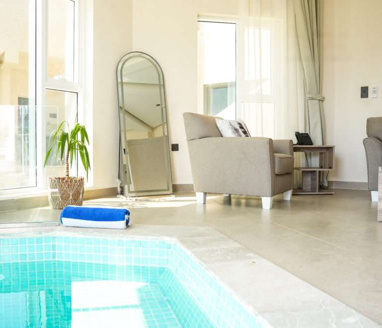 صالة الشاليه مع مسبح داخلي خاص وأريكة – Chalet living room with private indoor pool and sofa