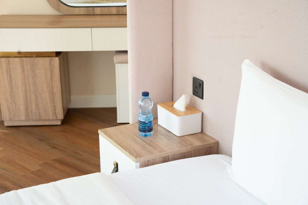 طاولة جانبية بجوار السرير في غرفة النوم – Bedside table in the chalet bedroom